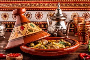 טעמים עשירים כל הדרך לחתונה: האוכל האותנטי של החינה המרוקאית